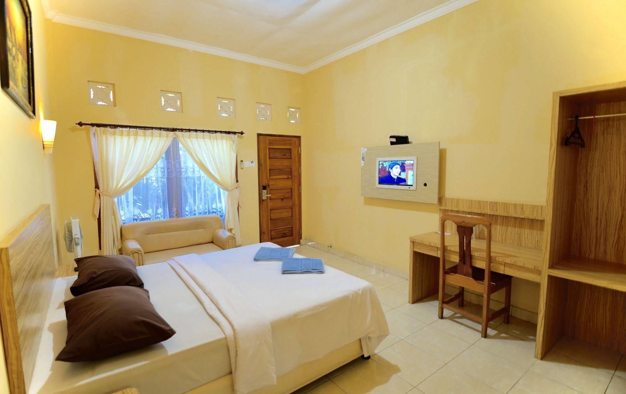 Transit Inn Senggigi Mangsit Екстериор снимка